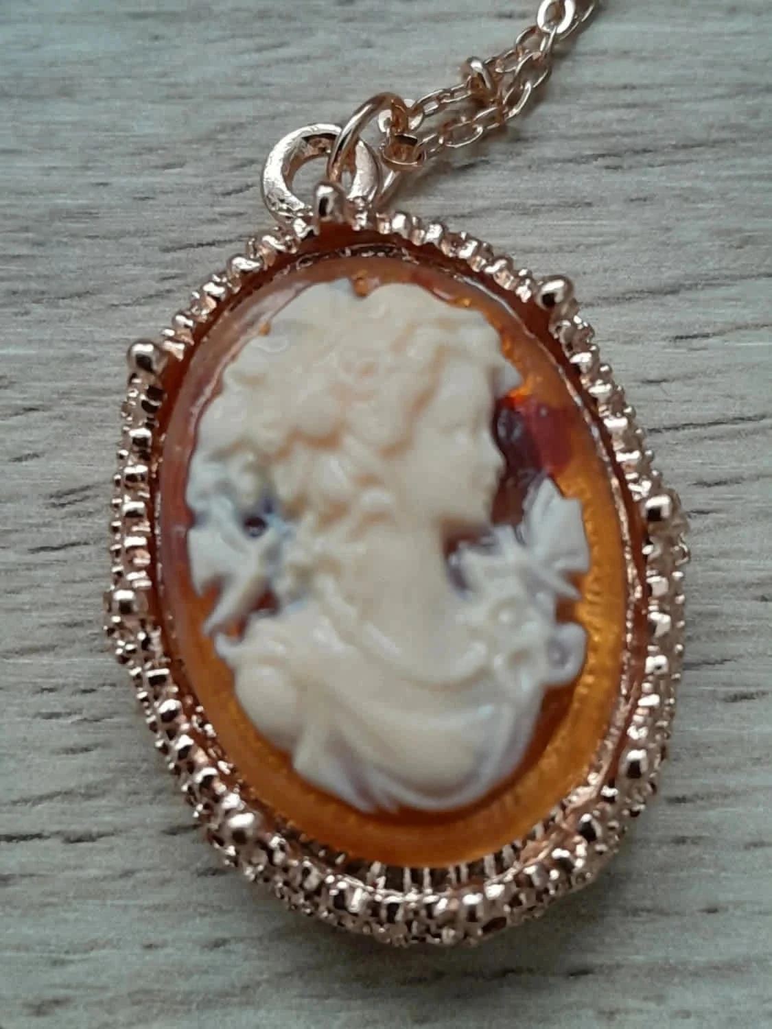 Colar com pingente em camê, dourado – photo 3